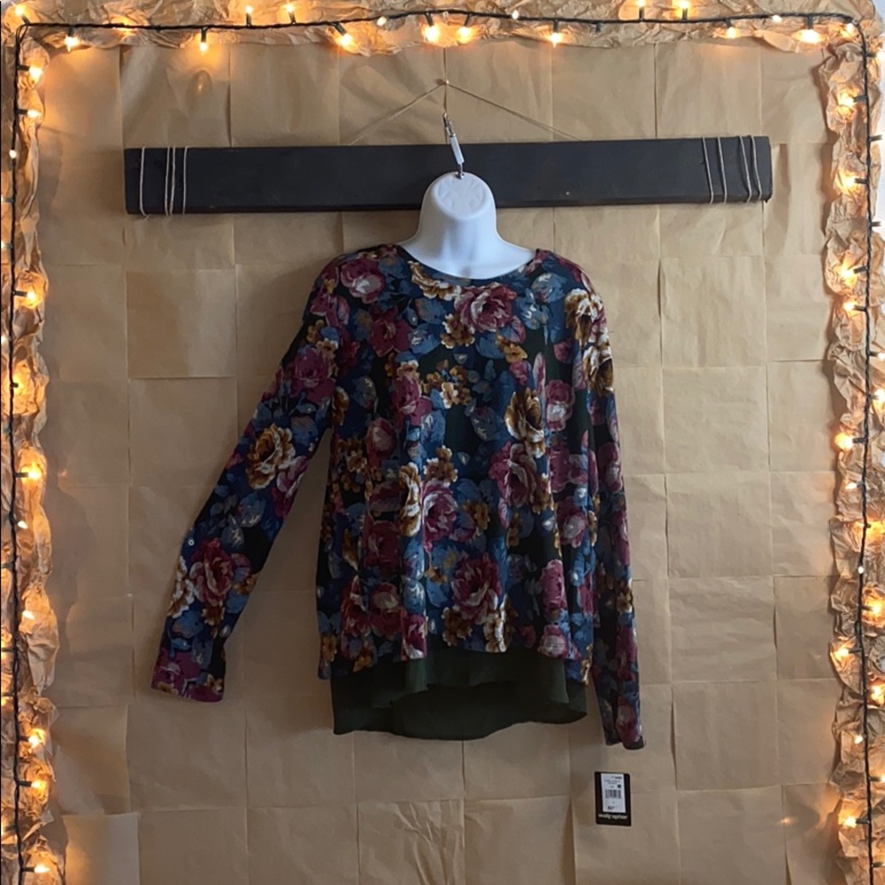 Wallpapher Flowery Patter with Green Under Shirt